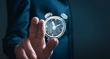 İş adamı eli saat simgesini zamanında tutuyor