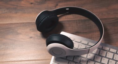 Modern kablosuz kulaklık ve dizüstü bilgisayar masamızda.