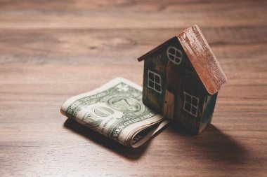 Dolar banknotları olan ev modeli