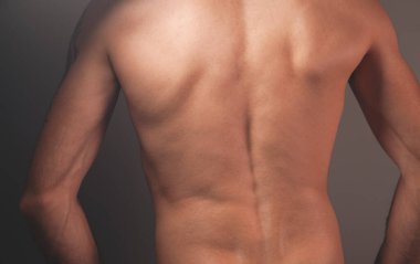 Genç adam acı içinde kıvranıyor. arka plan.