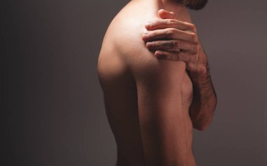 Adamın dirseğine dokunuşunun kırpık görüntüsü