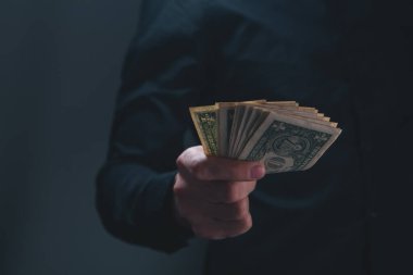 Elinde para olan iş adamı.