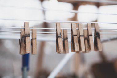 Yakın plan ahşap elbise askısı.