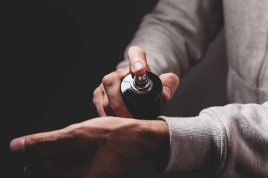 Bir şişe parfümlü el.