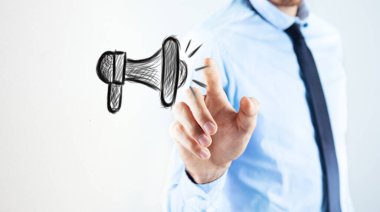 bir megafon tutan adam