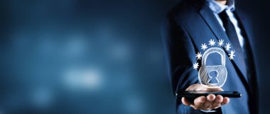 İş adamı kilit simgesini elinde tutuyor, güvenlik kavramı