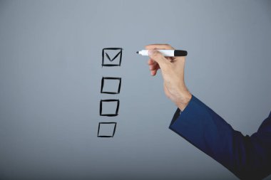 Kelimenin el ele tutuşması.