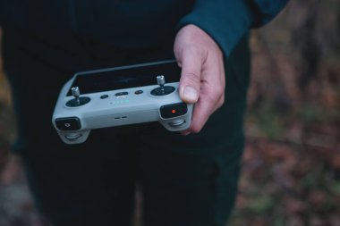 Uzaktan kumandayı elinde tutan adam