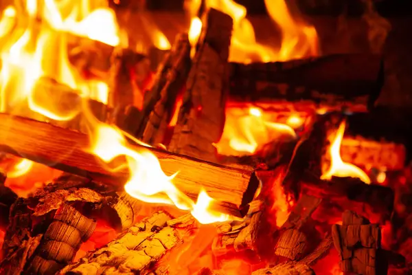 Şöminenin arka planında yanan odun.