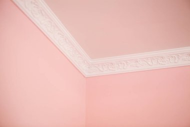 Beyaz duvarlı pembe beyaz tavan
