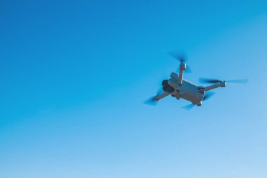 Mavi gökyüzüne karşı uçan dron