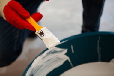 Mutfakta hamur yapma süreci.