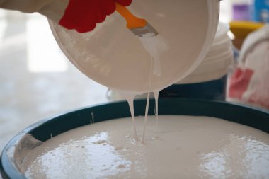 Mutfakta hamur yapma süreci.