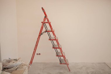 Yeni dairede yeni bir duvar ve merdiven.