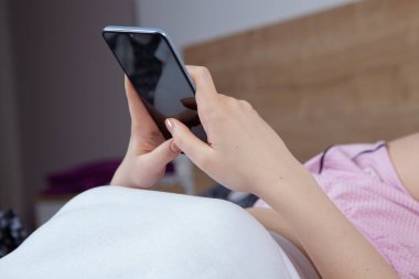 Kadın yalan söylüyor ve cep telefonu kullanıyor.