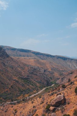 Dağları ve mavi gökyüzü olan güzel bir manzara.