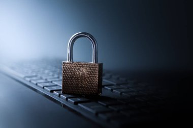 Siyah arkaplanda asma kilit olan dizüstü bilgisayar