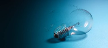 Mavi arkaplanda bir ampul