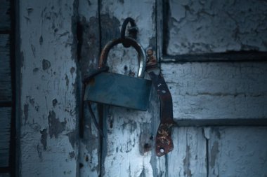 Paslı bir evdeki eski asma kilit.