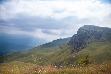 Dağları ve bulutları olan güzel bir manzara