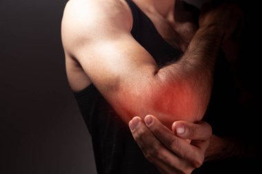 Boynunda ağrı olan bir adam, kırmızı kalbindeki acı.