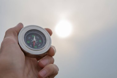 Gökyüzü arkaplanına karşı pusula