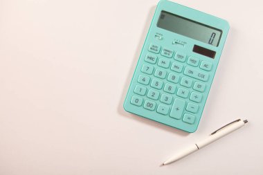 Beyaz arkaplanda bir hesap makinesi