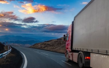 Araba dağlarda yolda.