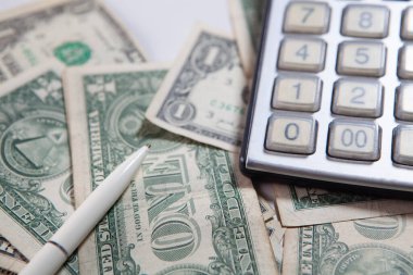 Avro faturaları ve beyaz arkaplanda bir yığın madeni para olan hesap makinesi