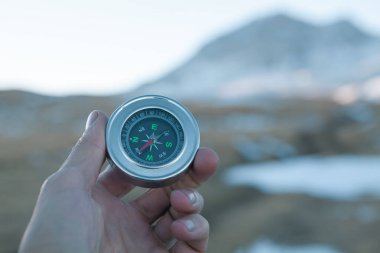 Dağlarda pusula, seyahat macerası