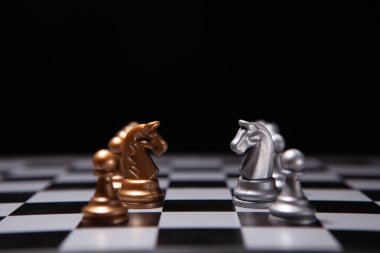 Satranç masası iş fikirleri, rekabet ve strateji fikirleri konsepti