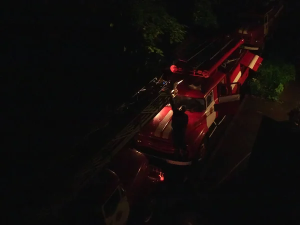 Пожежні Машини Під Час Чергового Виклику Вночі Рятувальник Вмикає Або — стокове фото