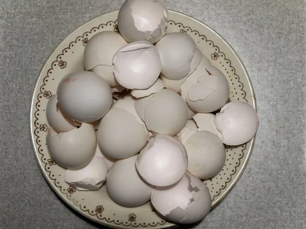 Kavram Gri Arka Planda Eski Bir Kasede Yumurta Kabuğu Bir — Stok fotoğraf