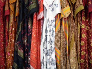 Farklı desenlere sahip çok renkli kumaşlar. Koyu renk tayfı.