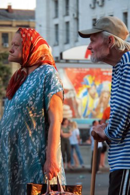 Kharkiv, Ukrayna - 13 Haziran 2012: Eğlence afişinde Euro 2012 yılındaki yaşlılar. Euro 2012 boyunca bir afişte Coca-Cola içen yaşlı adam ve kadın.