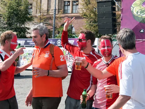 Kharkiv, Ukrayna - Haziran 09.2012: Bir grup Danimarkalı ve Hollandalı taraftar Avrupa Şampiyonası boyunca bira içtiler. Danimarkalı taraftarlar Hollandalılara karşı saldırgan davranıyorlar. Sınırsız alkol tüketimi farklı spor takımlarının taraftarları arasında çatışmalara yol açabilir.