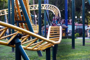 Kharkiv, Ukrayna-24 Haziran 2017: Coca-Cola ve lunapark treni. Tramvayın ön sırasındaki çocuk parmağını kaldırır. Coca-Cola logosu çerçevenin ortasında görülebilir..