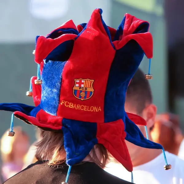 Kharkiv, Ukrayna - 1 Temmuz 2012: İspanya ile İtalya arasında oynanan Euro final maçının arifesinde Barcelona futbol kulübünün bir taraftarı markalı kulüp eşyalar giyiyor. Kafasında amblem ve İspanyol kulübünün adı yazılı bir şapka var..