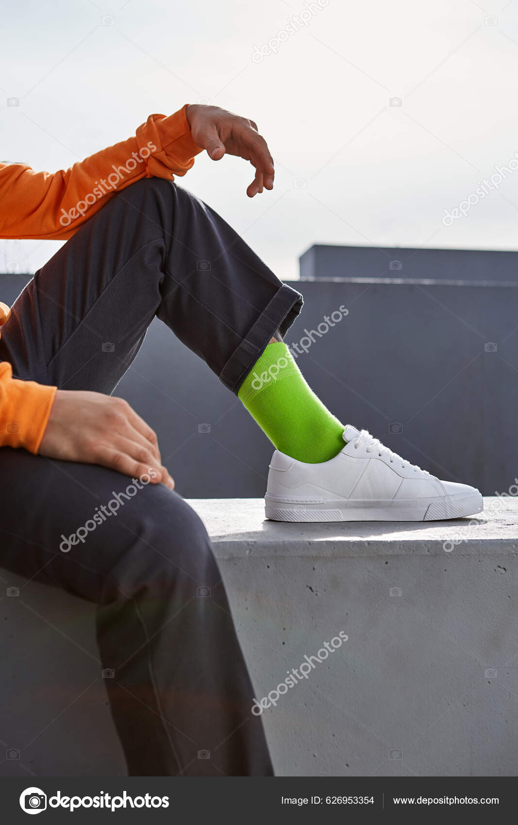 Νεαρό Αγόρι Που Κάθεται Άσπρα Αθλητικά Παπούτσια Πόδια Ενός Αγοριού —  Φωτογραφία Αρχείου © nskeigistocks@gmail.com #626953354