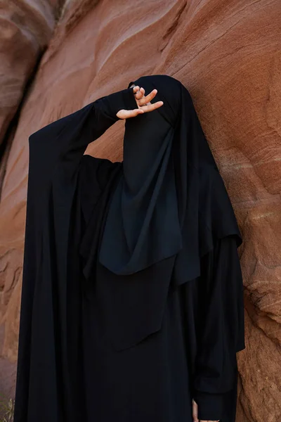 Muslim Woman Black National Clothes Hijab Hiding Her Face Hand — Stock Photo, Image