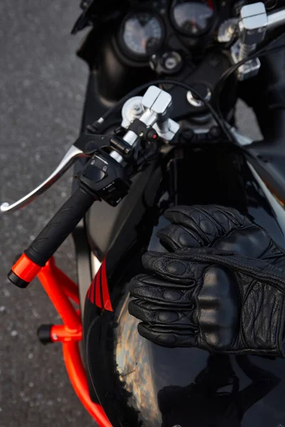 Skórzane Rękawice Leżą Siedzeniu Czarno Czerwonego Motocykla — Zdjęcie stockowe