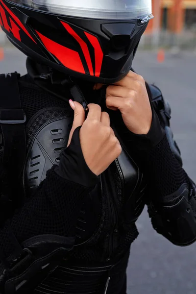 Capacete de motocicleta, contorno desenhado à mão, ícone de doodle,  proteção de moto e equipamento de segurança de velocidade