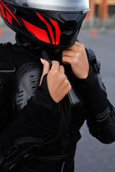 Mãos Femininas Colocar Equipamentos Motocicleta Proteção Capacete — Fotografia de Stock