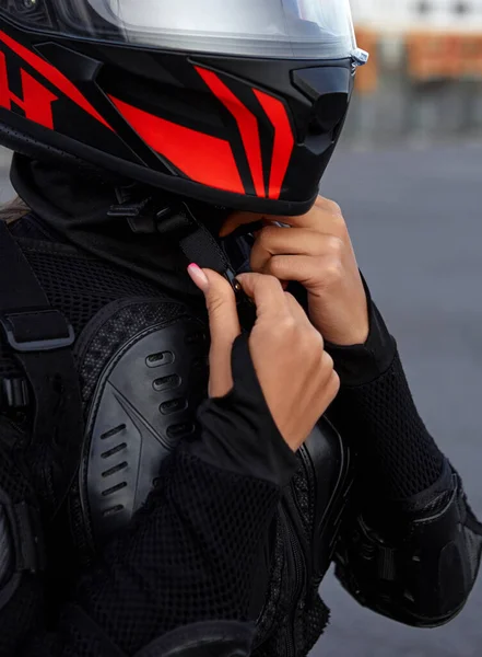 Dłonie Kobiet Zakładają Ochronny Sprzęt Motocyklowy Kask — Zdjęcie stockowe