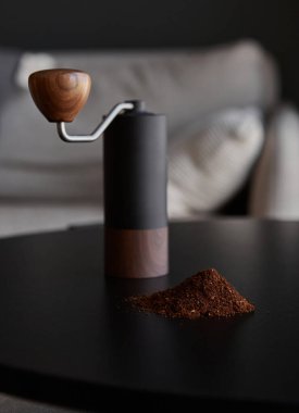 Kahve öğütücüsü ve öğütücü dairedeki siyah masanın üstünde.