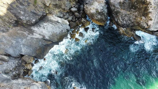 Atlantik Okyanusu 'nun turkuaz dalgalarının Ursa Sahili' ndeki kayalıklarda kırılma görüntüsü (Praia da ursa), Portekiz