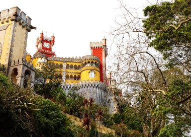 Sintra, Portekiz 'deki Pena Sarayı. Peri masalı renkli şato 