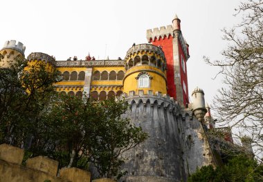 Sintra, Portekiz 'deki Pena Sarayı. Peri masalı renkli şato 