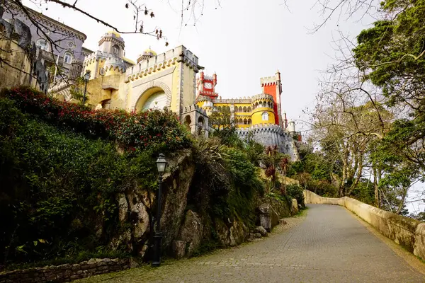 Sintra, Portekiz 'deki Pena Sarayı. Peri masalı renkli şato 