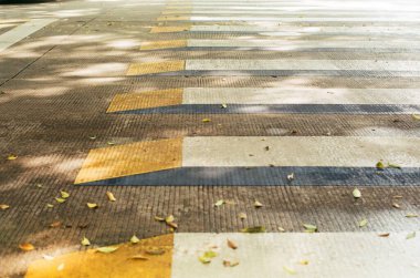 Zebra Yaya Geçidi Mavi Sarı ve Beyaz Tasarım Günışığı ve Gölgesi Sonbahar ve Bahar ve Yaz boyunca Bulutlu